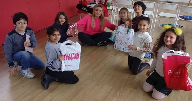 Karşıyaka Çocuk Korosu yılbaşını erken kutladı