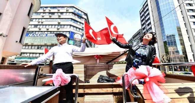 Başkan Soyer ve eşinden bandolu bayram turu