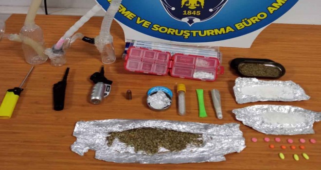 Uyuşturucu satıcısı Karşıyaka'da okul önünde yakalandı