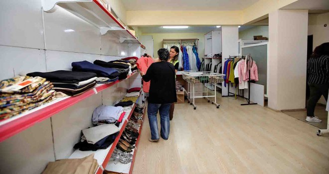 Bayraklı’da sosyal marketler yüzleri güldürüyor