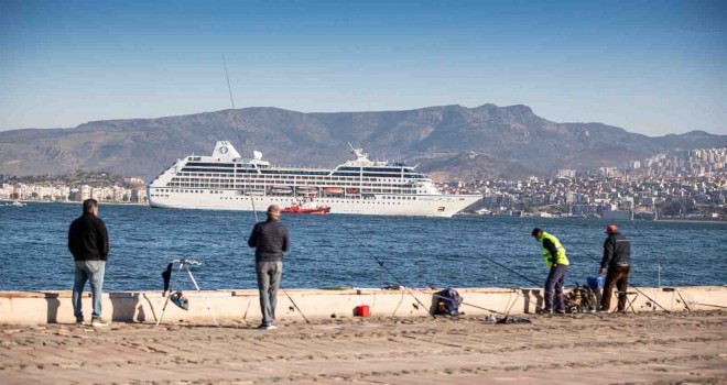 6 Yıl sonra İzmir’e ilk kruvaziyer geldi