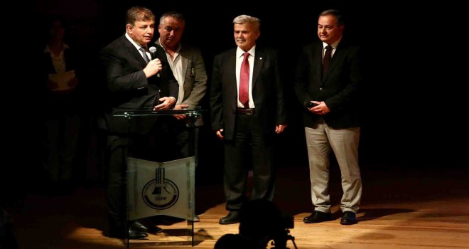 Komünist Osman, Karşıyaka'da ayakta alkışlandı