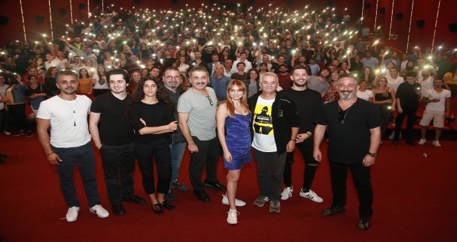 Cem Yılmaz İzmir’de sevenleriyle buluştu