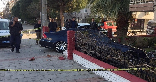 Polisten kaçan alkollü sürücü bahçeye girdi...