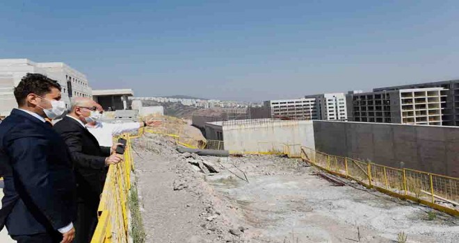 İzmir Valisi Köşger Bayraklı Entegre Şehir Hastanesi Kampüsü inşaatını inceledi