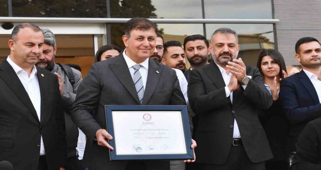 Başkan Cemil Tugay mazbatasını aldı