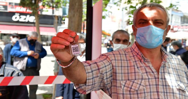 Çiğli Belediyesi’nden vatandaşlara ''HES Kodlu Anahtarlık'' hediyesi