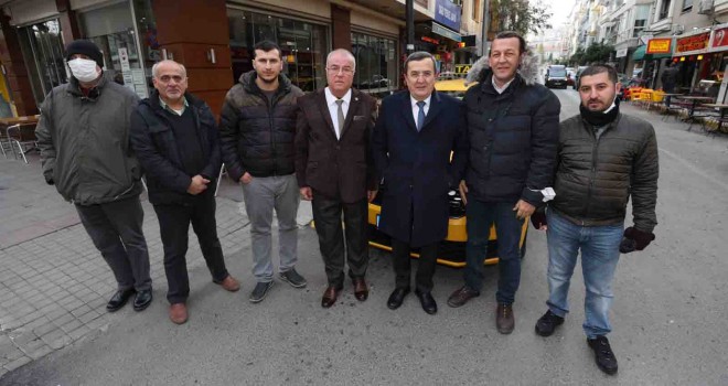 Başkan Batur sahada, esnafın yanında