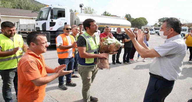 Yangına müdahale eden ekip çiçeklerle karşılandı