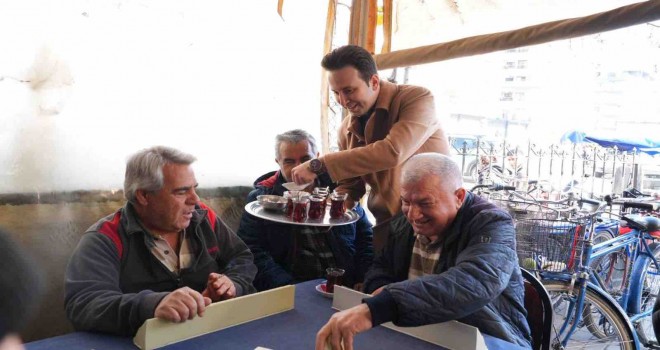Çiftçioğlu, Karşıyakalılar’la çiğdem çitledi, çay servisi yaptı