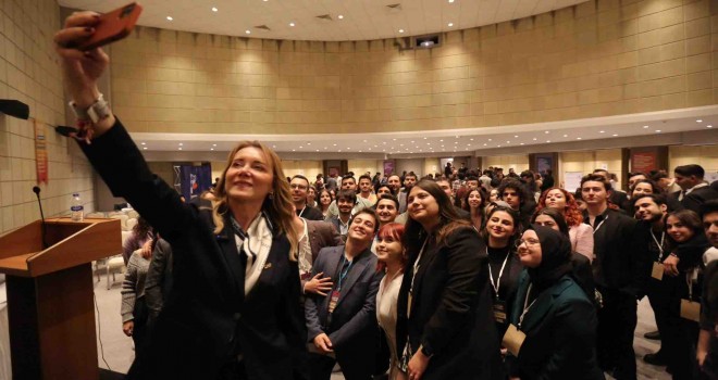 Gençler sordu, Mutlu yanıtladı…