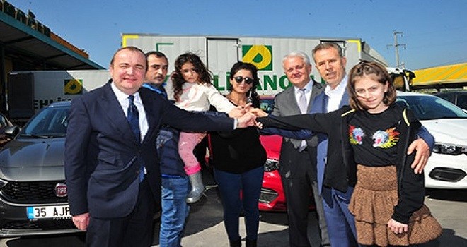 Hanif Pehlivanoğlu, talihlilere otomobillerini teslim etti