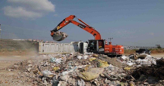 Gaziemir Belediyesi iki günde 40 kamyon moloz topladı