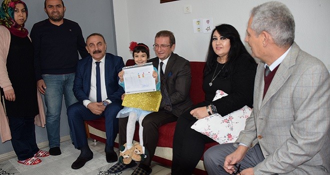 Kaymakam Çalışır, hasta çocuğa karnesini evinde verdi