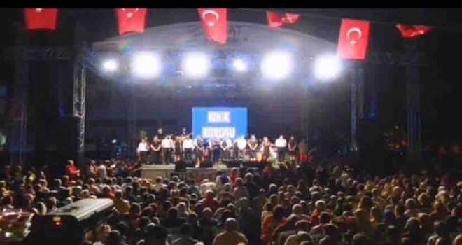 Kınık Belediye Korosu Kaan Efe için sahne aldı