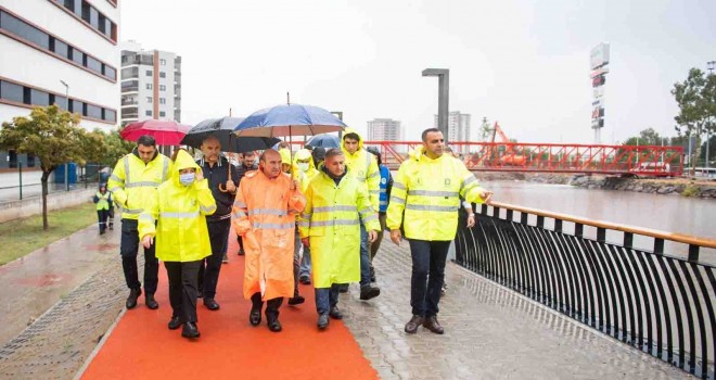 Başkan Soyer Karşıyaka ve Çiğli'de incelemelerde bulundu