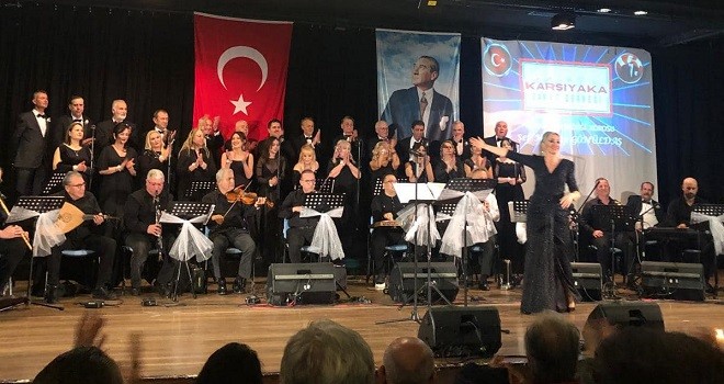 Karşıyaka Sanat Derneği TSM Korosu'nun konseri ayakta alkışlandı