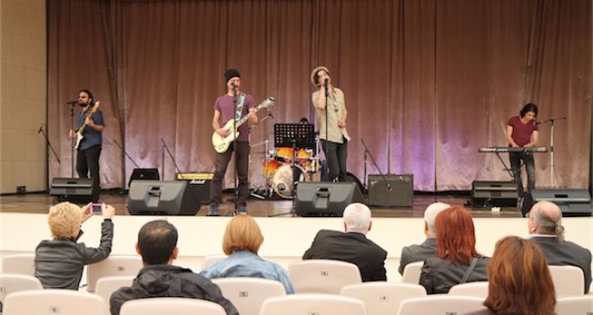 Can dostlar için mama alıp konsere geldiler