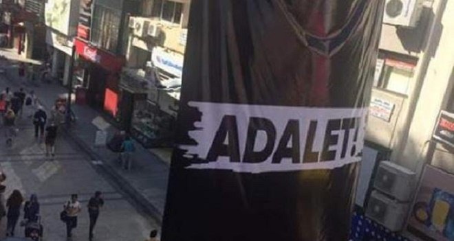 Çarşı'ya ''Adalet'' afişi
