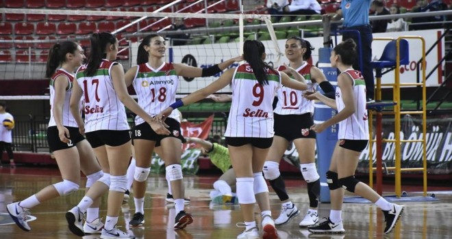 Karşıyaka, lideri ağırlıyor