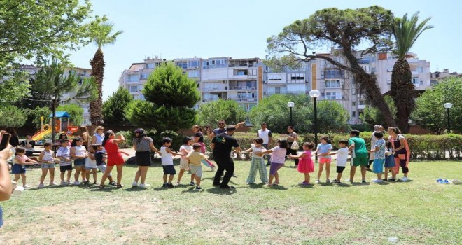 Karşıyaka'da Koruyucu Aile Günü kapsamında yürüyüş ve şenlik düzenlendi
