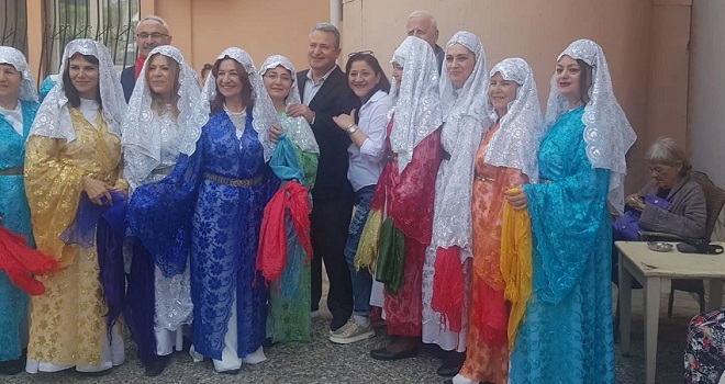 Yaşlılara halk oyunlarıyla moral...