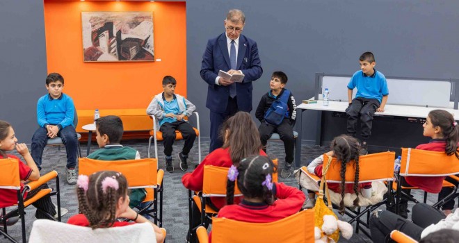 Başkan Tugay bu kez Kadifekaleli çocuklara kitap okudu