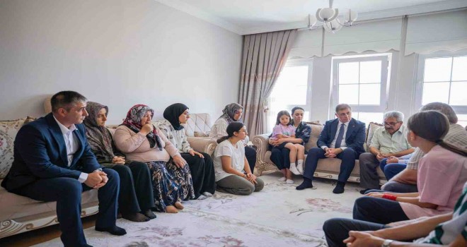 Başkan Tugay yangın şehidi İbrahim Demir’in ailesini ziyaret etti