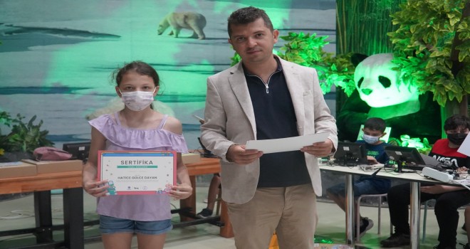 Öğrenciler Temel Kodlama Eğitimi sertifikalarını aldı