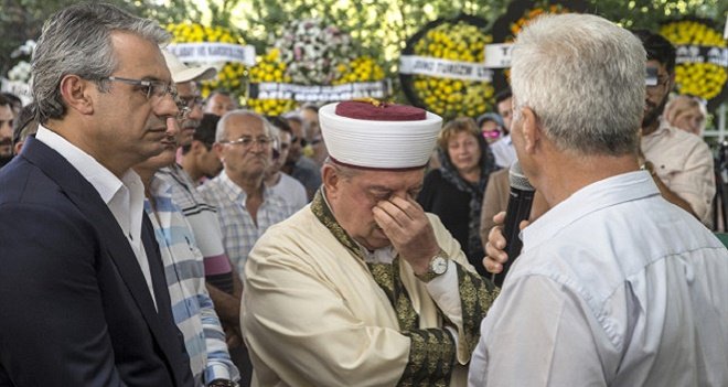 Cenaze namazı kıldıran imam gözyaşlarını tutamadı...