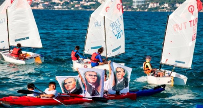 Çeşme, Ata'sını saygıyla selamladı