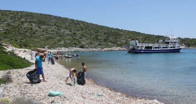 Çeşme koylarında temizlik zamanı