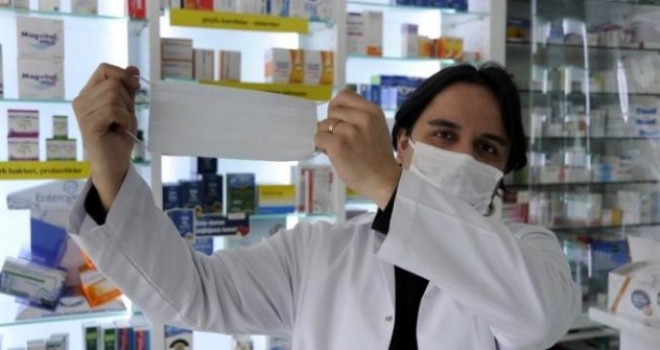 İzmir'de eczanelerden ücretsiz maske dağıtımı başladı