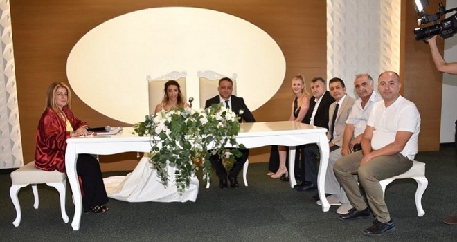 Karşıyakalı ünlü otelci görkemli düğünle evliler kervanına katıldı