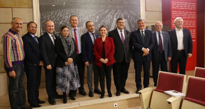 CHP İzmir Milletvekilleri ''İzmir Marşı''yla sahaya iniyor