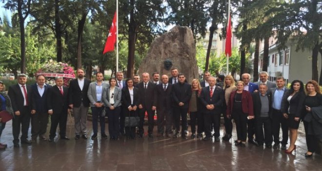 CHP İzmir, Zübeyde Ana'nın kabrini ziyaret etti