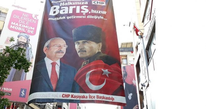 CHP Karşıyaka İlçe pankartındaki büyük gaf...