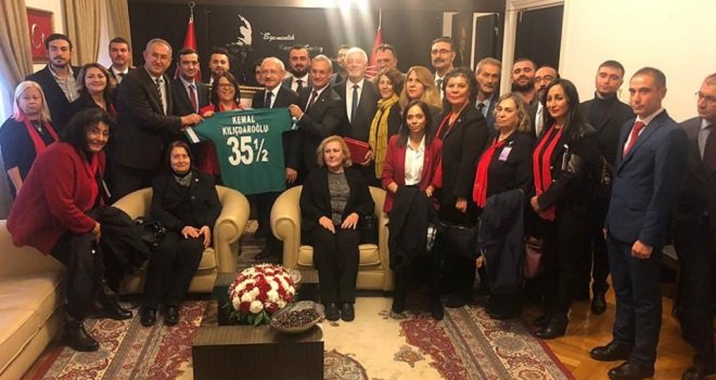 CHP Karşıyaka İlçe Yönetimi Kılıçdaroğlu'na KSK forması verdi...