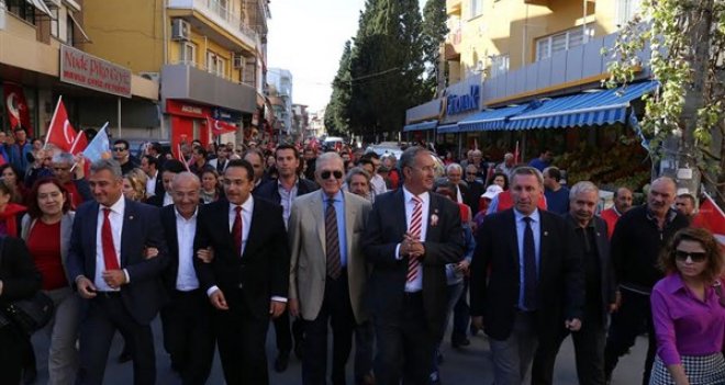 CHP’li adaylardan omuz omuza Cumhuriyet yürüyüşü
