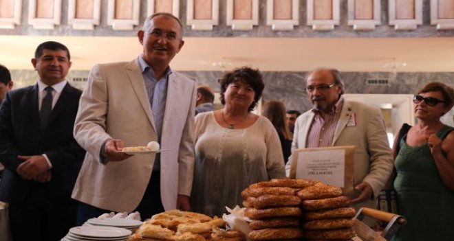 CHP'li Sertel kayıt oldu, boyoz-gevrek dağıttı