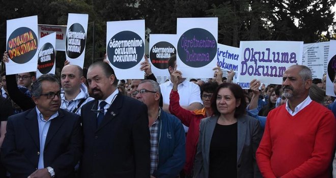 Cihat Kora Anadolu Lisesi önünde velilerden ''proje okul'' protestosu