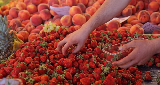 Çileklere, çilek koksun diye sprey sıkmışlar!