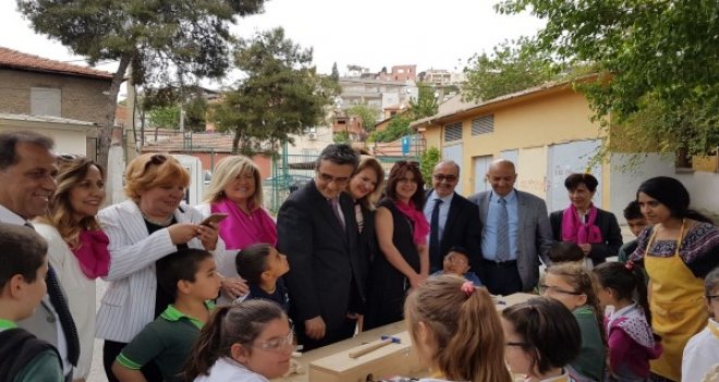 Çocuklar ahşaptan oyuncakları sergiledi