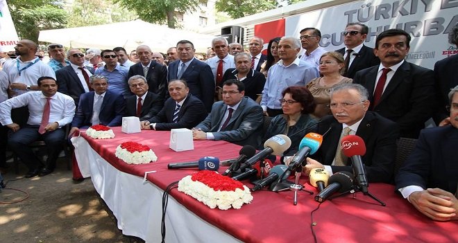 Cumhurbaşkanı adayı İhsanoğlu Karşıyaka'da konuştu