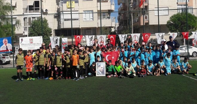 Cumhuriyet Bayramı'nı sahada kutladılar...