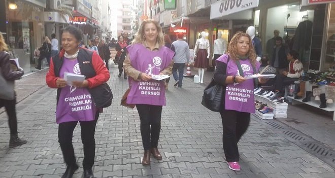 Cumhuriyet Kadınları ATATÜRK'e ve Bayrağına sahip çıkıyor...