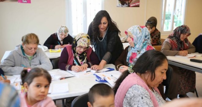 Cumhuriyet Mahalle Merkezi'nde okuma yazma kursu