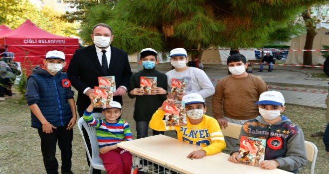 Başkan Gümrükçü Ata’yı deprem mağduru çocuklarla andı