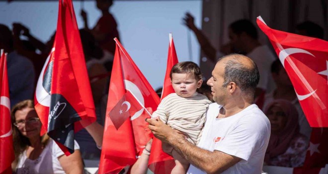 İzmirliler 30 Ağustos Zaferi’ni coşkuyla kutladı