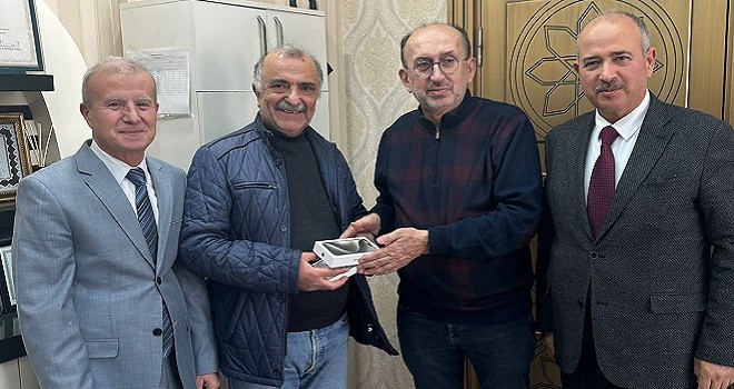 Yılmaz Durmaz’a Osman Avcı’dan Karşıyaka’ya hizmet ödülü Iphone15